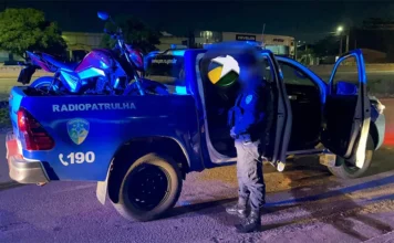 Adolescente pega moto da mãe ‘pra dar rolê’, é abordado, foge, cai e é apreendido pela PM