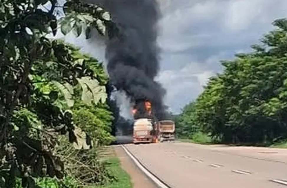 Carreta boiadeira bate de frente com outra na Nova 364, pegam fogo e gado é solto para não virar churrasco