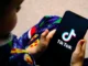 TikTok anuncia mudanças no feed para combater vídeos criados por IA