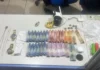 PM cerca ‘boca’ no Jardim Santana, apreende 130 ‘paradas’ de cocaína e prende traficante no telhado