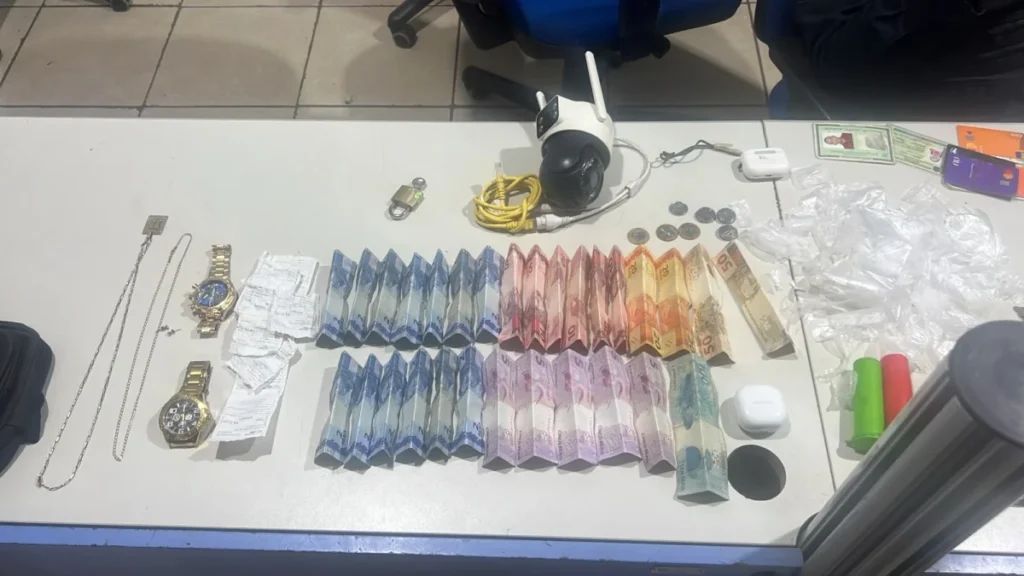 PM cerca 'boca' no Jardim Santana, apreende 130 'paradas' de cocaína e prende traficante no telhado