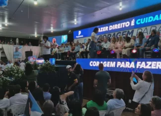 Multidão lota clube em Ji-Paraná e aclama Silvia Cristina ao Senado