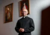 Padre excomungado pelo papa diz que “modernismo destrói a fé católica”; veja vídeo