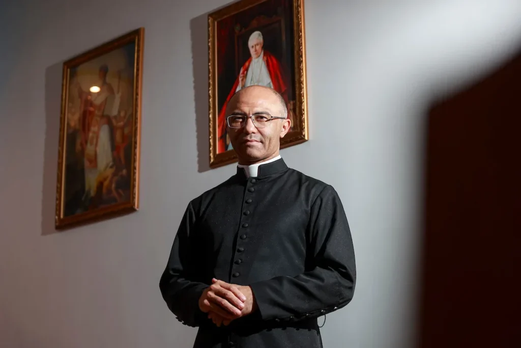 Padre excomungado pelo papa diz que "modernismo destrói a fé católica"; veja vídeo