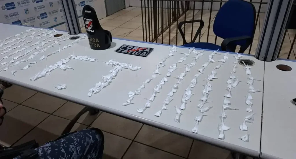 Faccionado foragido da Justiça, 'Gabrielzinho do CV' 'cai' com 300 porções de cocaína