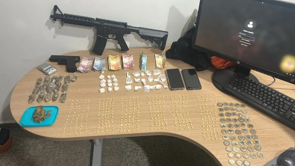 Mesmo atacado por pitbulls, polícia desmantela 'boca' e apreende maconha, pedra, pó e armas, numa 'batida' em Urupá
