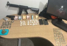 Mesmo atacado por pitbulls, polícia desmantela ‘boca’ e apreende maconha, pedra, pó e armas, numa ‘batida’ em Urupá