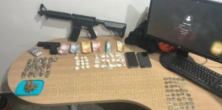 Mesmo atacado por pitbulls, polícia desmantela ‘boca’ e apreende maconha, pedra, pó e armas, numa ‘batida’ em Urupá