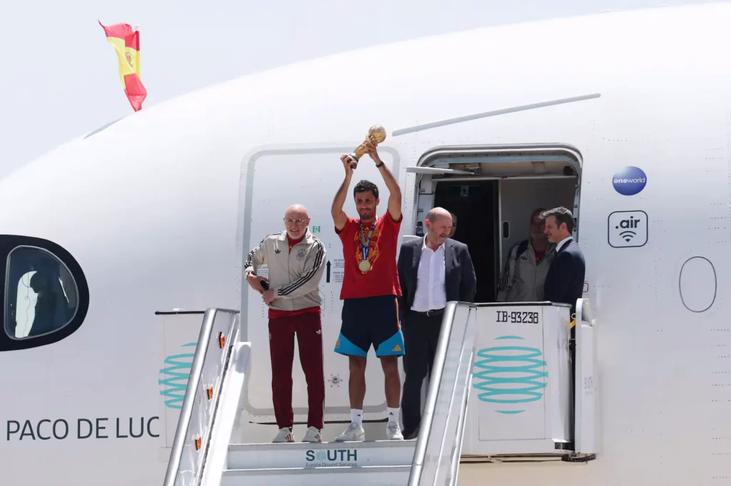 Seleção da Espanha chega a Madri com taça para desfile e festa do 2º título mundial
