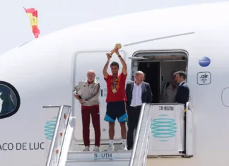 Seleção da Espanha chega a Madri com taça para desfile e festa do 2º título mundial