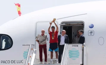 Seleção da Espanha chega a Madri com taça para desfile e festa do 2º título mundial