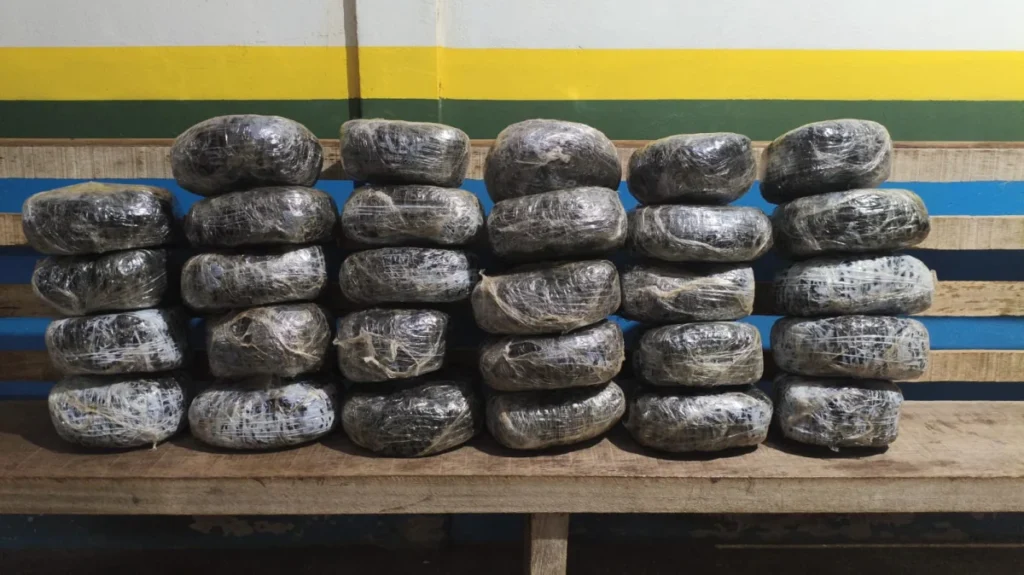 Renault com 30 kg de maconha dá 'prego' antes de sair da cidade, PM desconfia, aborda e prende traficante