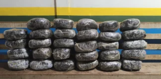 Renault com 30 kg de maconha dá ‘prego’ antes de sair da cidade, PM desconfia, aborda e prende traficante