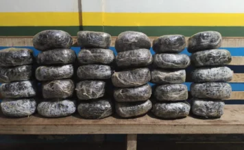Renault com 30 kg de maconha dá ‘prego’ antes de sair da cidade, PM desconfia, aborda e prende traficante