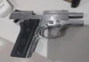Condutor de picape Strada escondia pistola ilegal e é preso