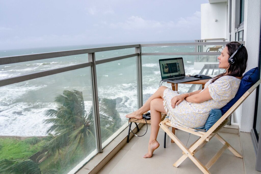Beber, fumar, usar pijama, fazer tarefas domésticas e mais: o que pode dar problema no home office?