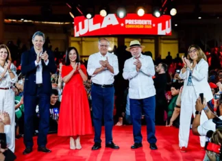 PT oficializa candidatura de Lula, que concorre à Presidência pela sétima vez