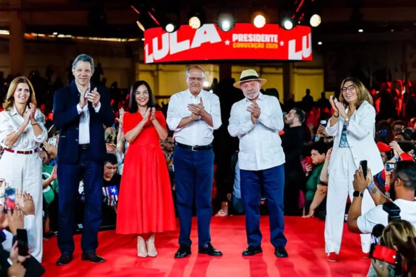 PT oficializa candidatura de Lula, que concorre à Presidência pela sétima vez