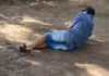 Homem tem o pé arrancado em explosão ao tentar abafar bomba jogada em sua direção (vídeo)