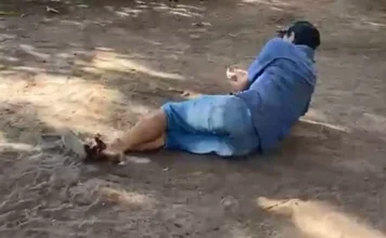Homem tem o pé arrancado em explosão ao tentar abafar bomba jogada em sua direção (vídeo)