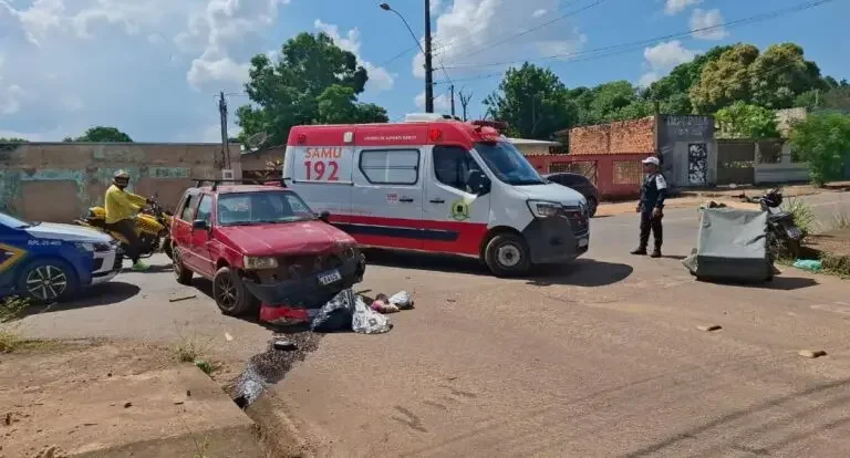 'Trombada' entre carro e moto deixa casal ferido, em Porto Velho