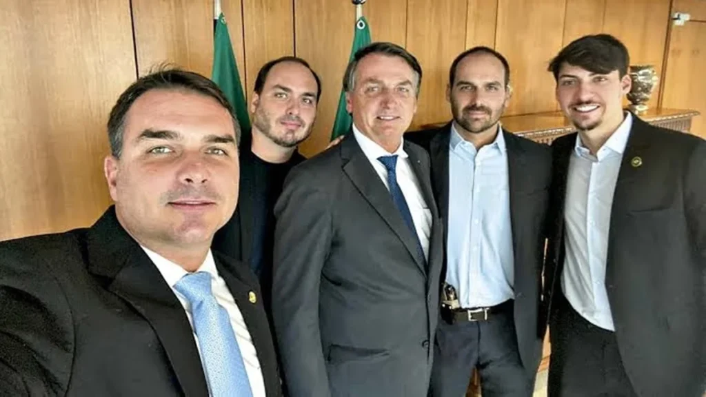 No país da 'saidinha' filhos de Bolsonaro são proibidos de visitá-lo no Dia dos Pais