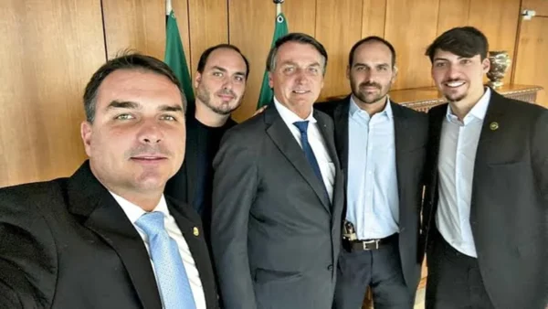 No país da ‘saidinha’ filhos de Bolsonaro são proibidos de visitá-lo no Dia dos Pais