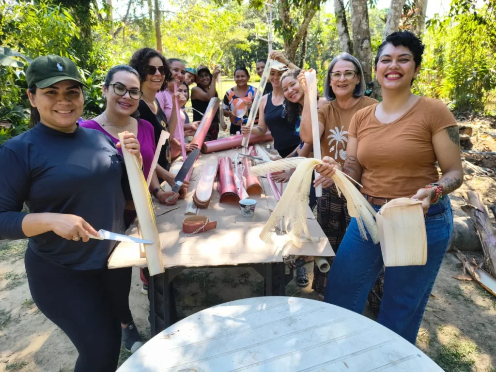Se agarre à fibra de bananeira, fonte de renda para mulheres; Prefeitura patrocina capacitação