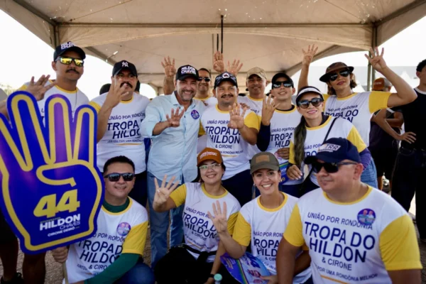 Hildon Chaves reúne apoiadores e lança campanha em adesivaço histórico