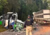 Micro-ônibus transportando pacientes bate de frente com carreta e deixa 23 mortos no Paraná. Veja vídeo