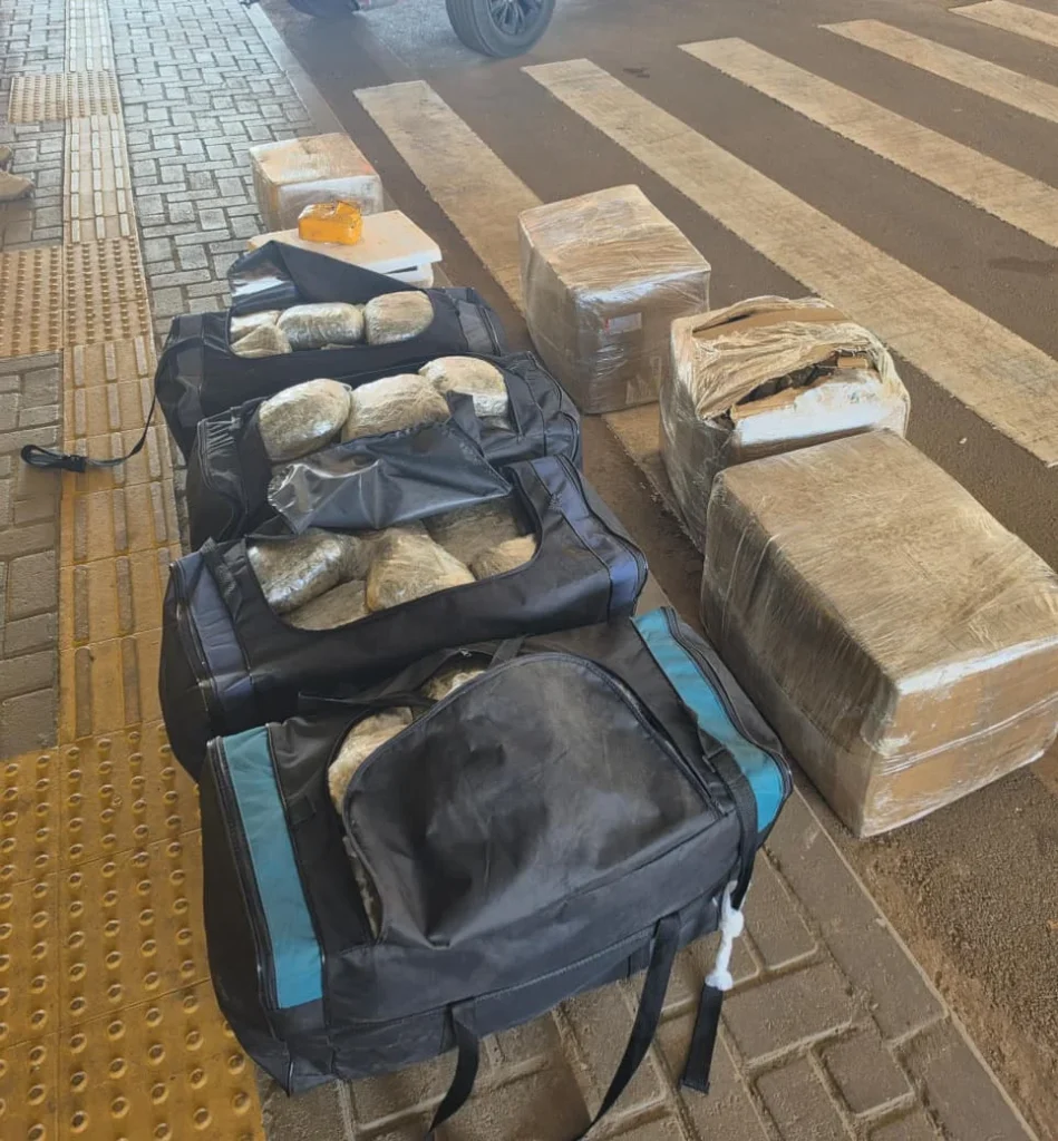 Compartimento de carreta escondia mais de 200 kg de skunk e haxixe, apreendidos pela PRF, em Vilhena