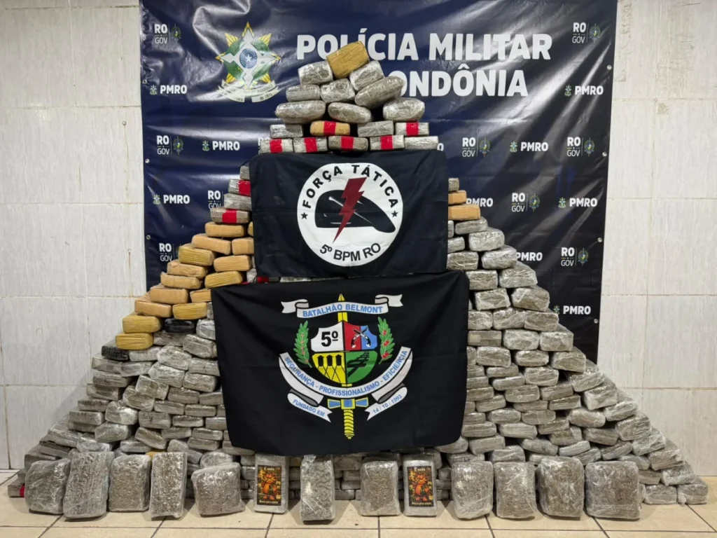 'Nóia do baú vermelho' - PM apreende cerca de 345 tabletes de maconha na hora do transbordo, na capital
