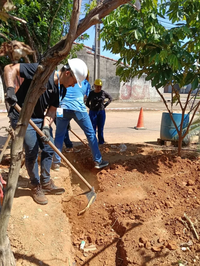 Alunos do Senai vão a campo e fazem ligação de água e esgoto em moradia de baixa renda, em Ariquemes 
