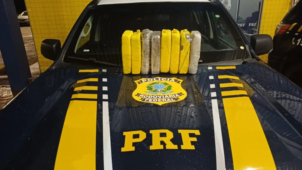 PRF apreende 8 kg de “supermaconha” em ônibus que saiu de Rio Branco do Acre