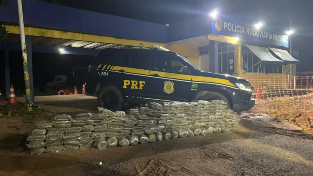 Olha a 'pacoteira' - PRF prende três transportando mais de 200 kg de “supermaconha” na BR-364