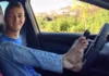 Jovem que nasceu sem os braços aprende a dirigir com os pés e tira CNH, em MG