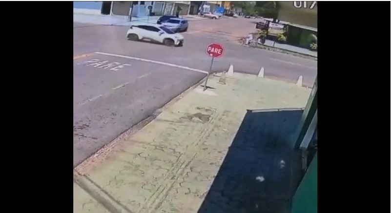 Ao desviar de carro que avançou preferencial, idosa em bike é atingida por caminhão e morre na hora