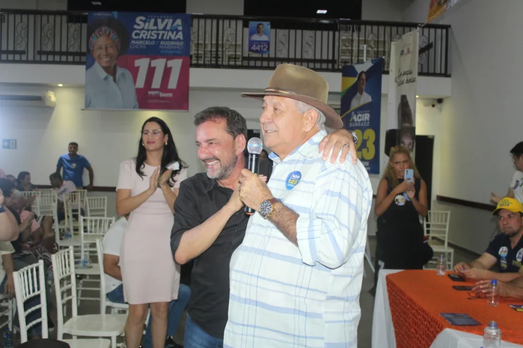 Hildon aparece de surpresa em 'encontro dos amigos', em Ouro Preto, e dá testemunho emocionante sobre Carlos Magno