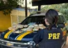 ‘Motoquinha do capeta’, com 15 kg de ‘skunk’ e 2 de ‘pó’ fura bloqueio da PRF, mas é alcançada