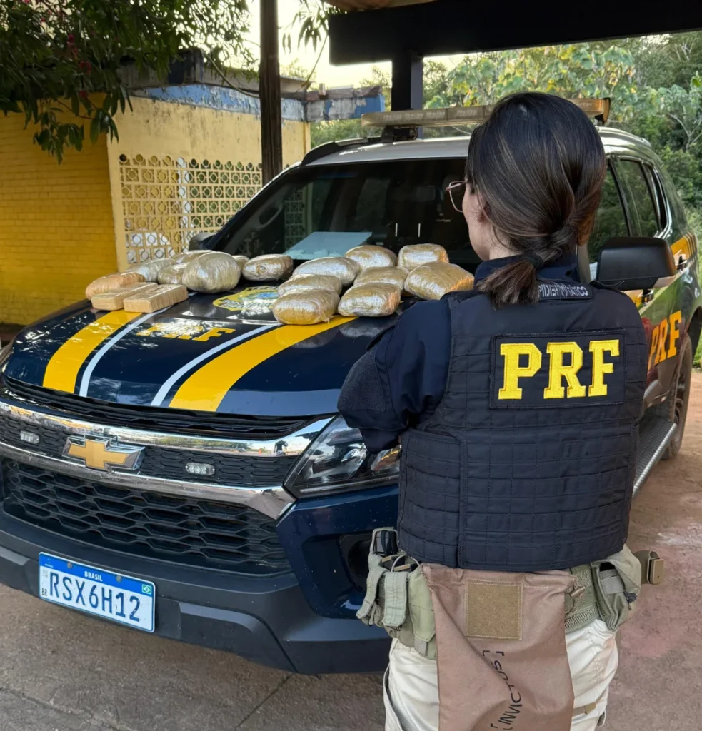 'Motoquinha do capeta', com 15 kg de 'skunk' e 2 de 'pó' fura bloqueio da PRF, mas é alcançada