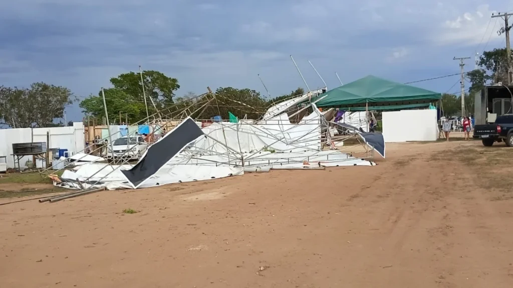 Pimenteiras - Ventania arrasta tendas e barracas, fere 2 e pode antecipar encerramento do Festival de Praia