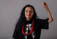 A guerreira Neidinha Suruí rejeita a violência política e está de pé pelo direito da mulher existir na política