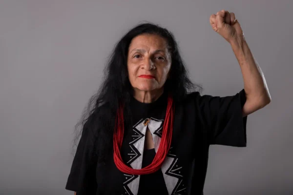 A guerreira Neidinha Suruí rejeita a violência política e está de pé pelo direito da mulher existir na política