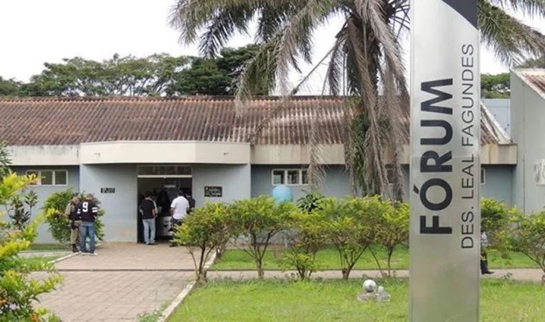 Esfaqueou a esposa até a morte na frente dos filhos e pega 51 anos de cadeia