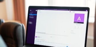 Mensagens sexuais no Teams levam funcionária à justa causa