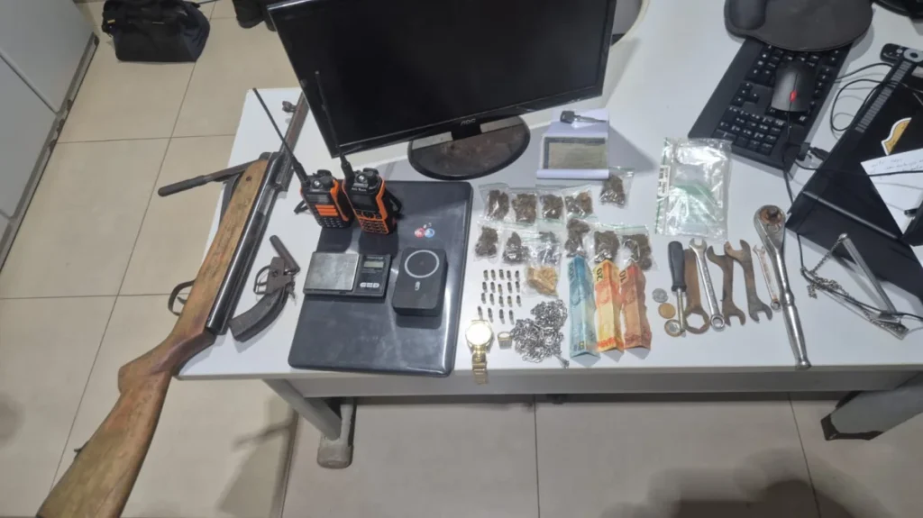 Dono de 'boca' foge e abandona menores para encarar a PM em 'mocó' com moto roubada e drogas