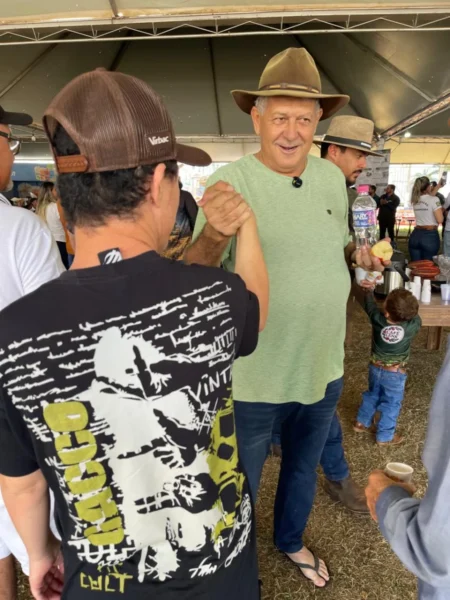 Pé no chão, dedo de prosa e aperto de mão. Carlos Magno agradece aos amigos pela receptividade