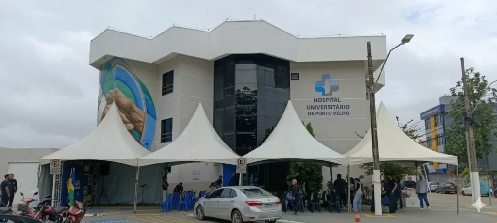 Léo Moraes comemora primeiros atendimentos do novo hospital e destaca espera de quase 100 anos