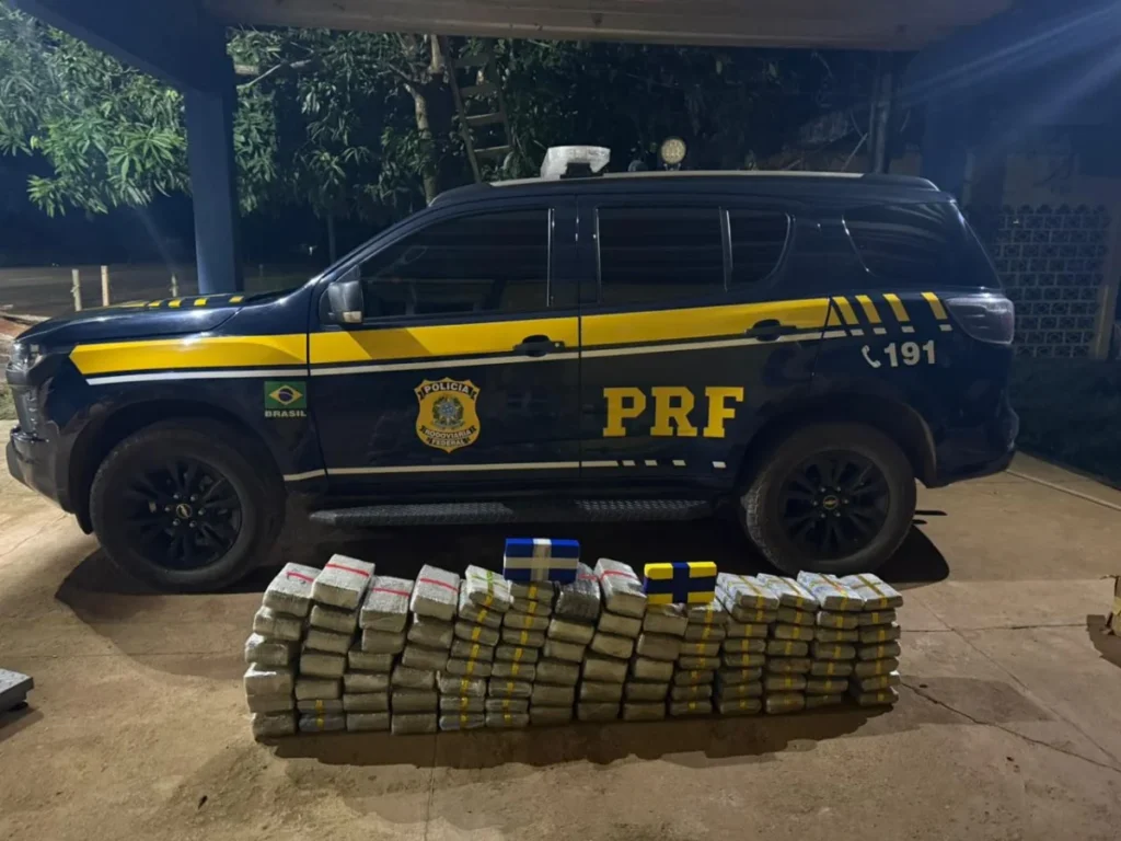 Sob capota marinha, 100 kg de maconha e 2 de coca, em picape abordada pela PRF