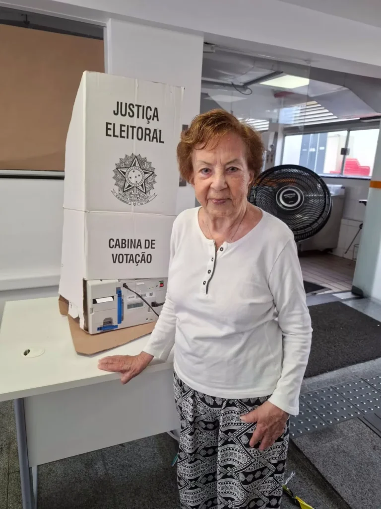 Eleitora de 108 anos vota nas eleições de 2026 e escolhe candidato diferente da filha
